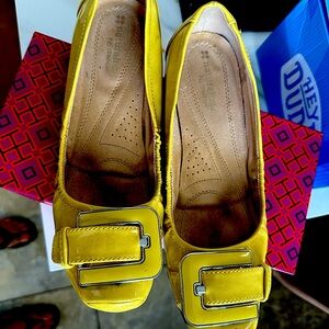 Size 7 Yellow Naturalized N5 comfort flats